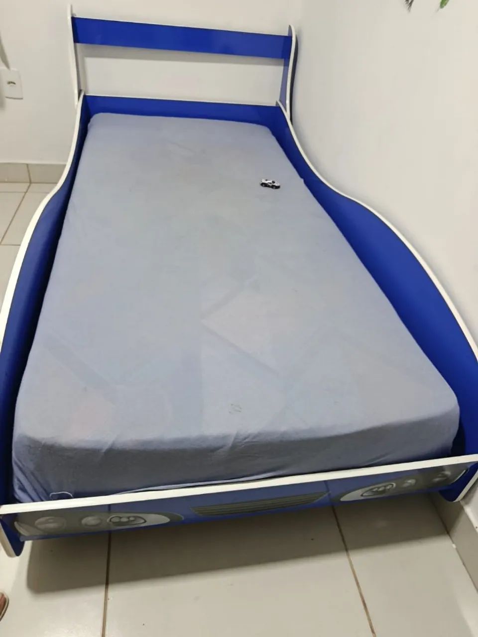 Vende se cama infantil modelo carro