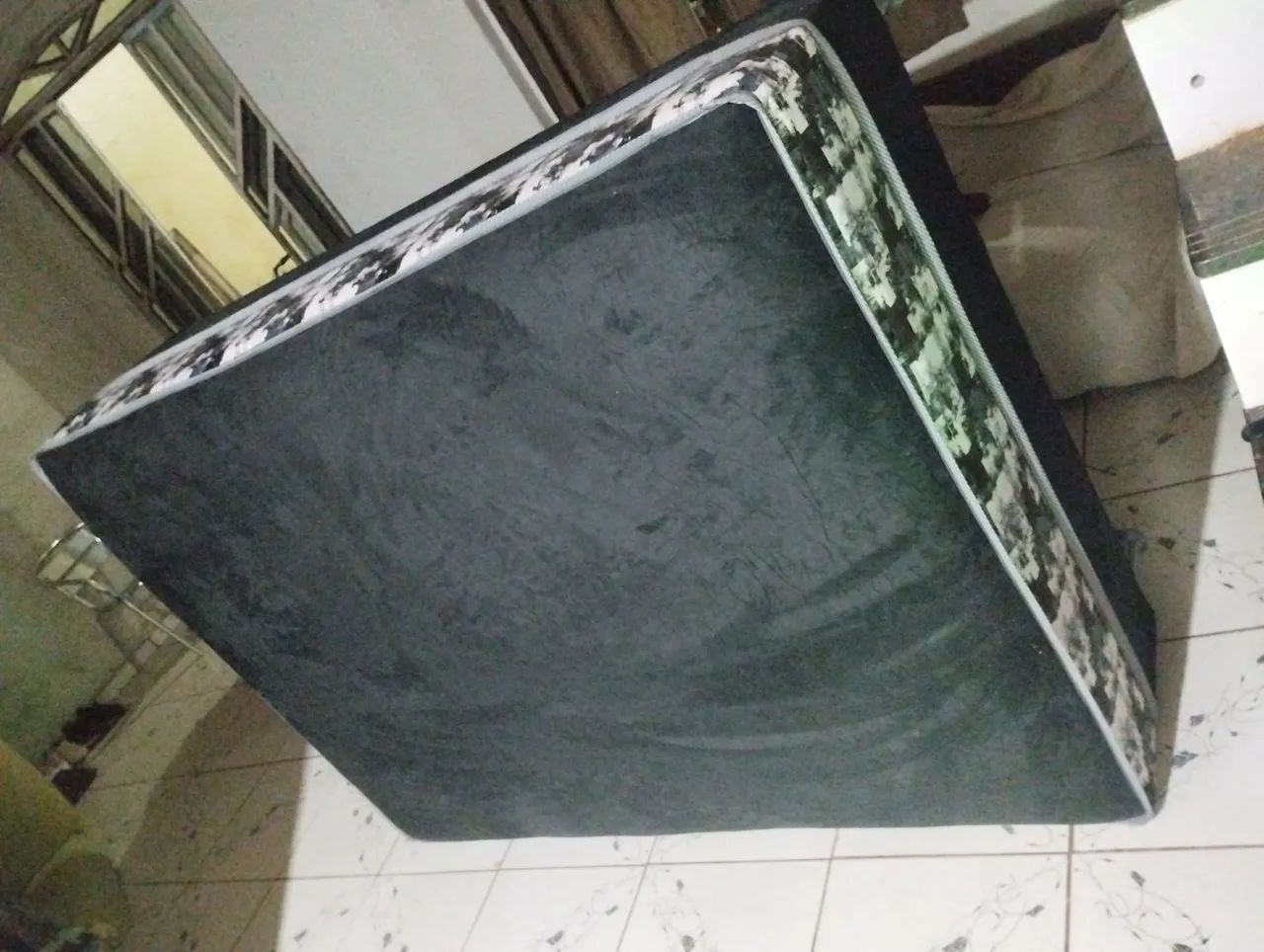 Cama casal de molas , bem estofada 