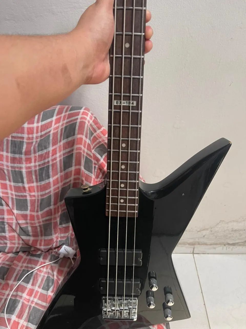     ESP LTD EX-104 Explorer Bass + Case Rígido - Foto 2