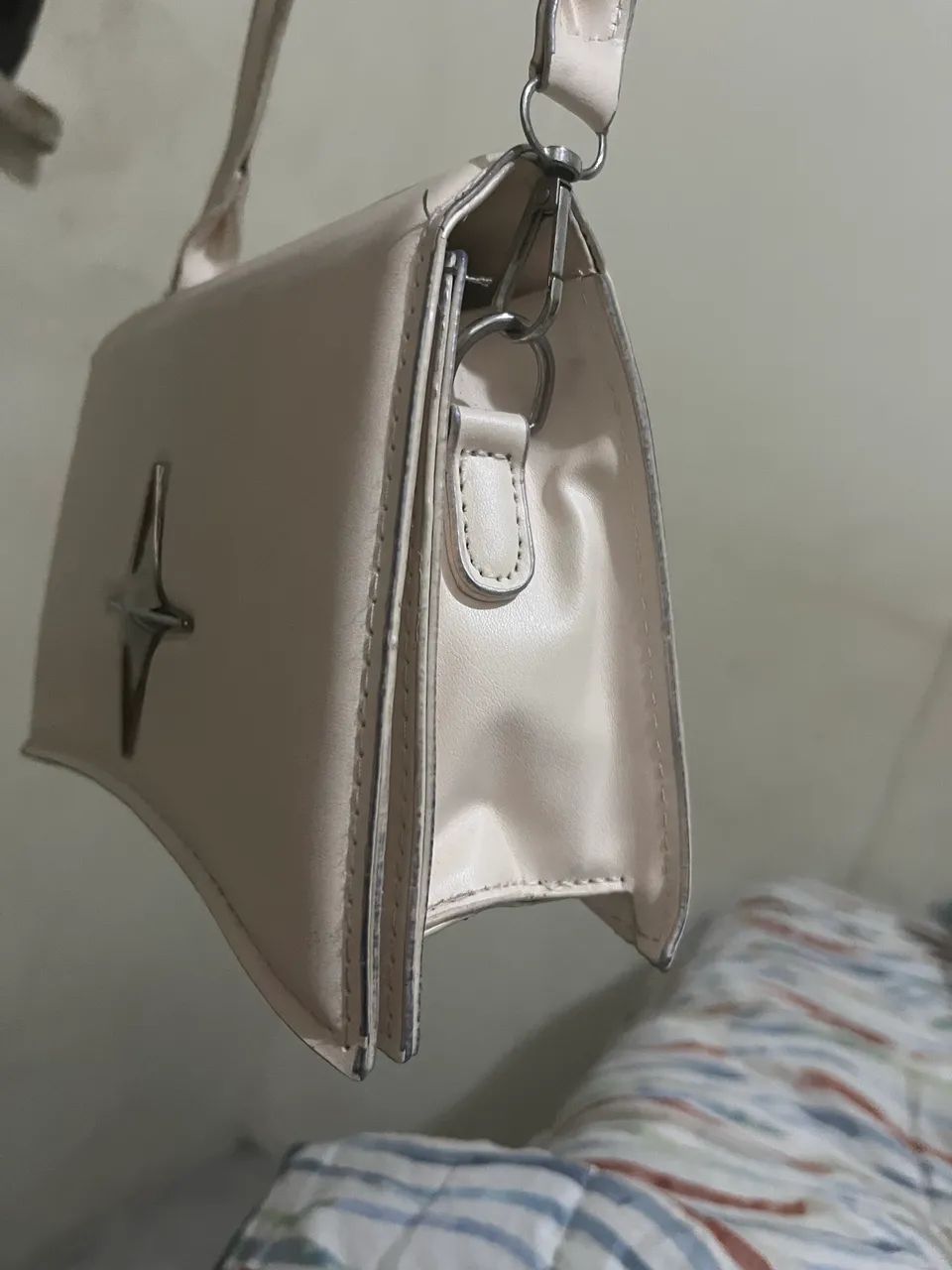 Vendo Bolsa Estrela branca - Foto 2