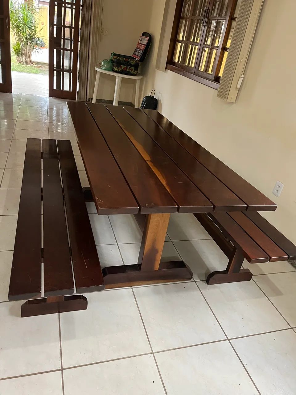 Mesa em madeira com bancos 