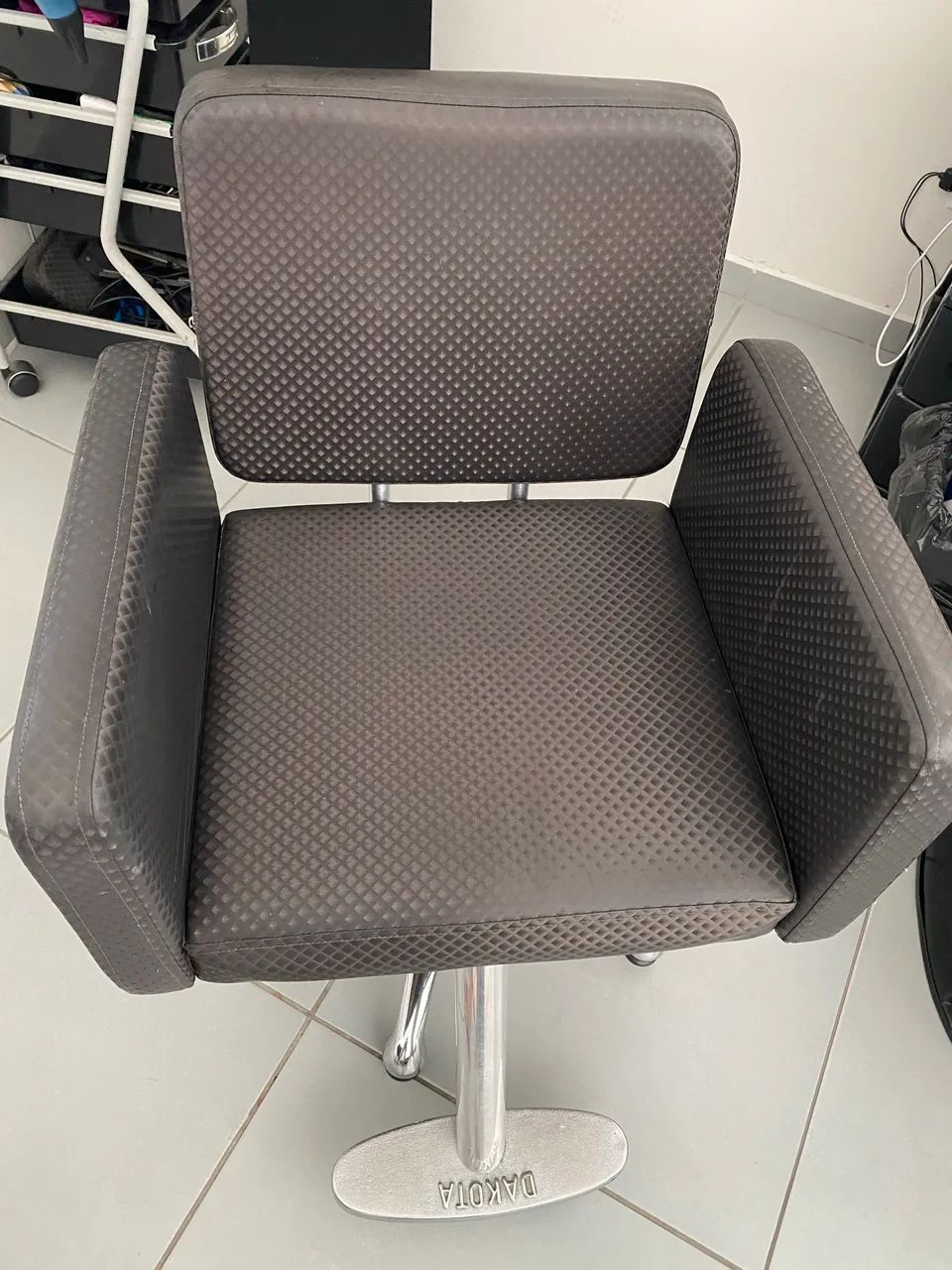 Vendo cadeira e lavatório 