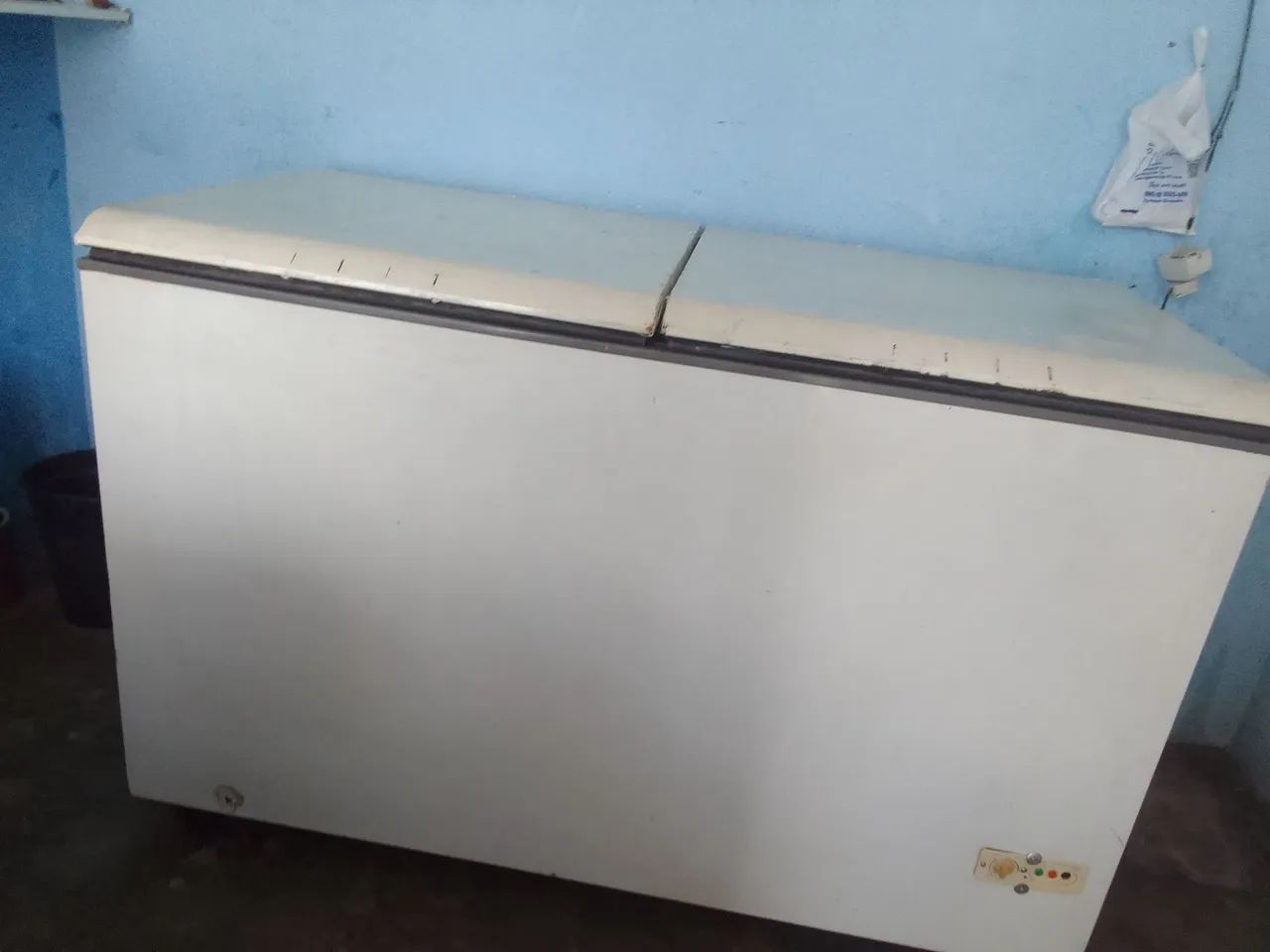 VENDE-SE UMA FREEZER 