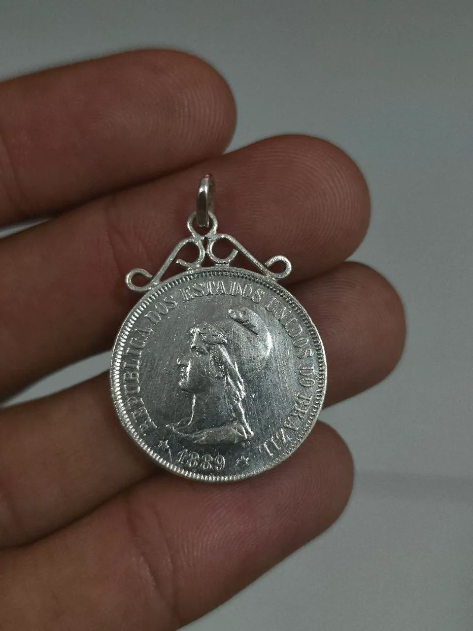 Pingente de prata feito com moeda legítima