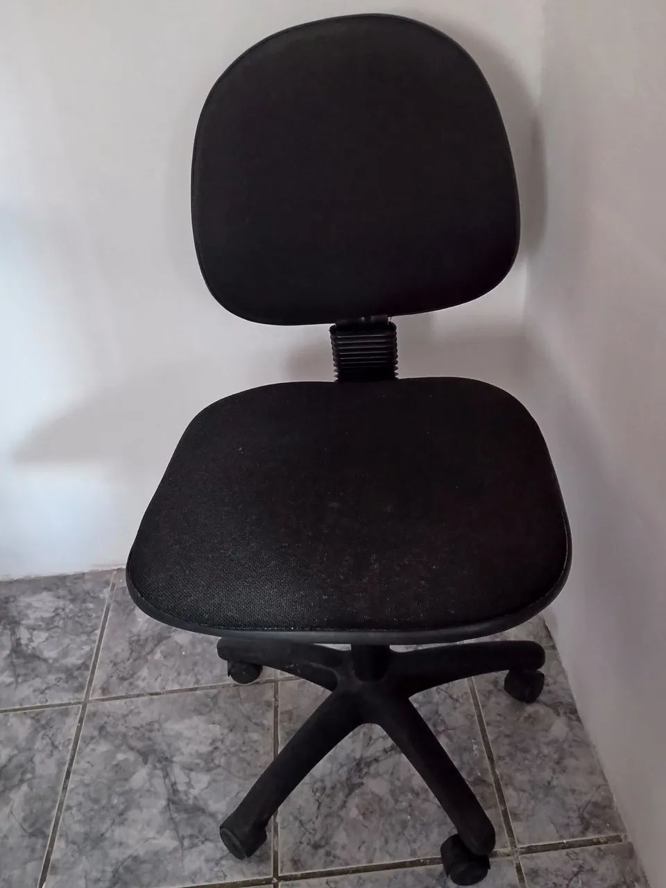 Vendo duas Cadeiras de secretária. 