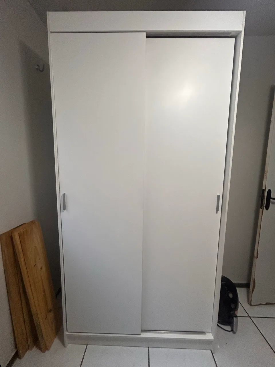 Guarda roupa de solteiro com porta de correr e duas gavetas 
