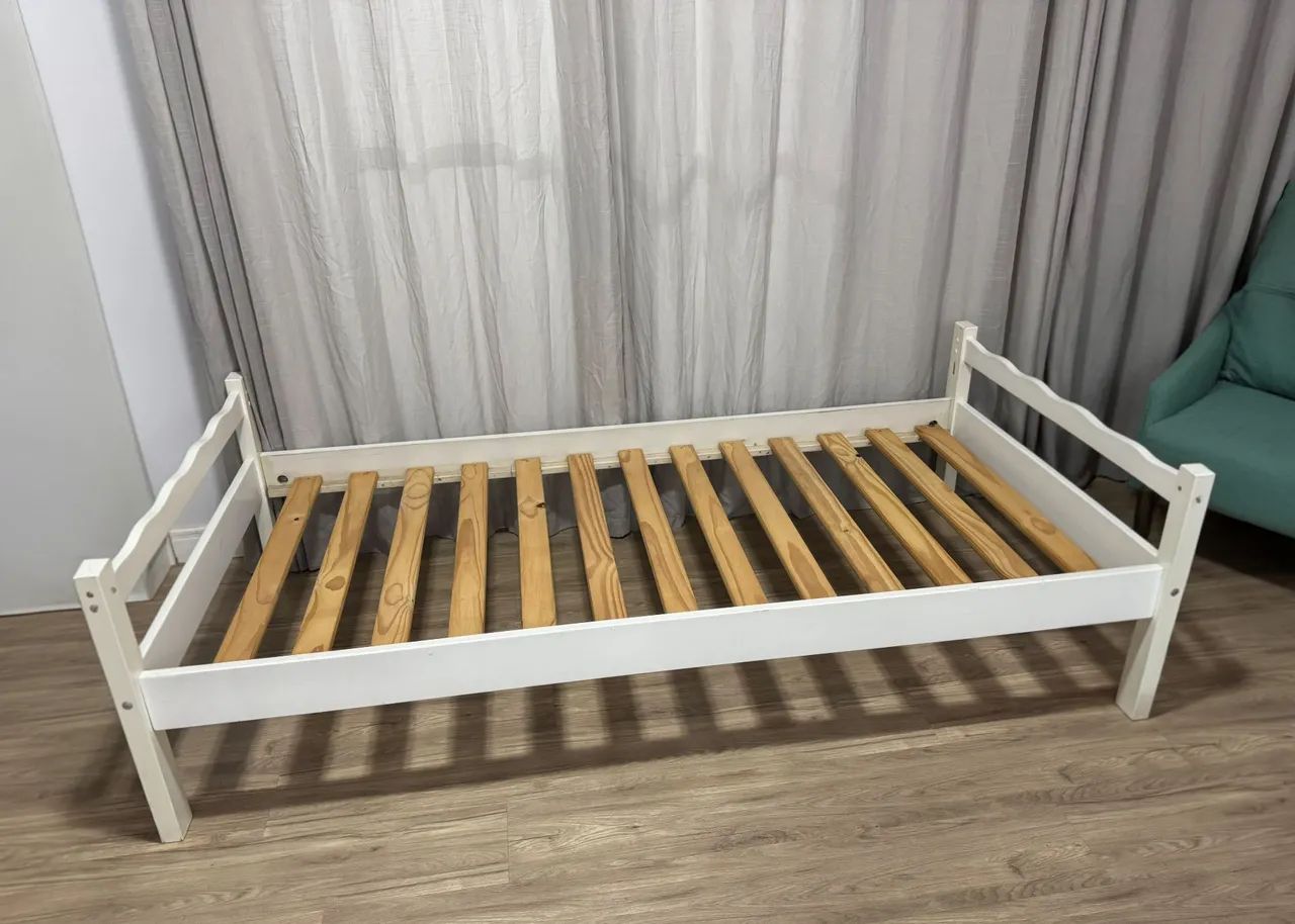 Cama solteiro em madeira - Casa Tema
