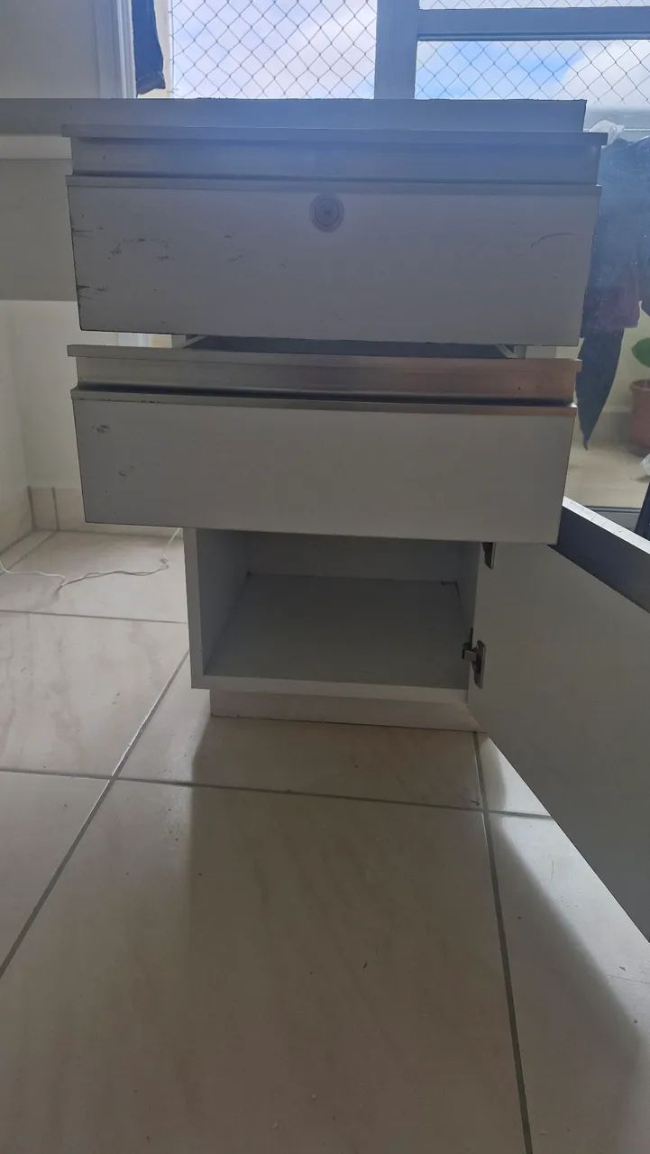 Mesa de madeira branca em L com com gavetas - Foto 5