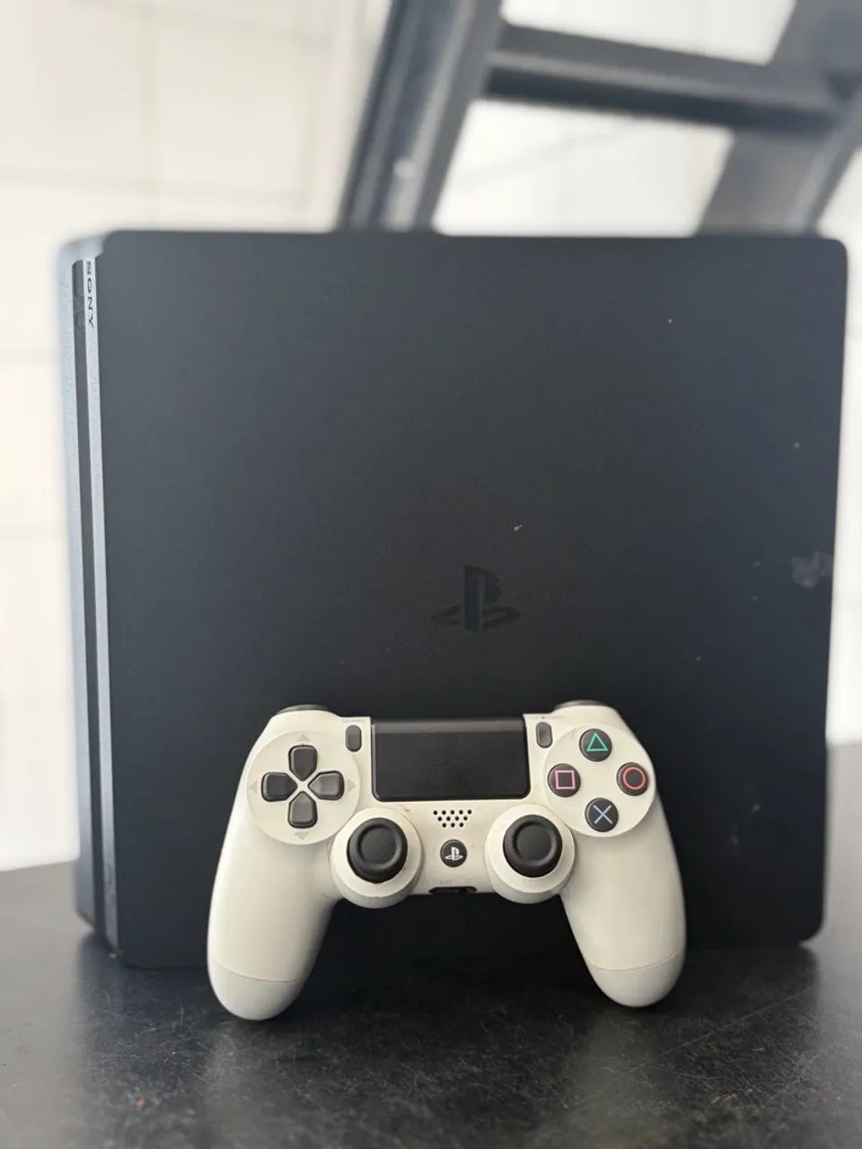 Vendo ps4 slim 1tb  - Foto 2