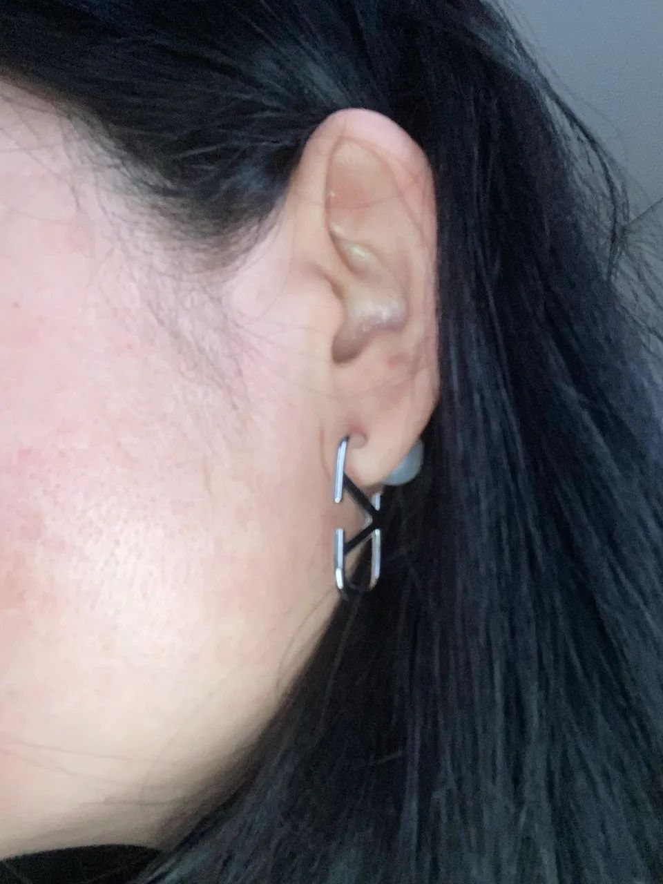 Brinco prateado Valentino inspiração com pérolas  - Foto 3