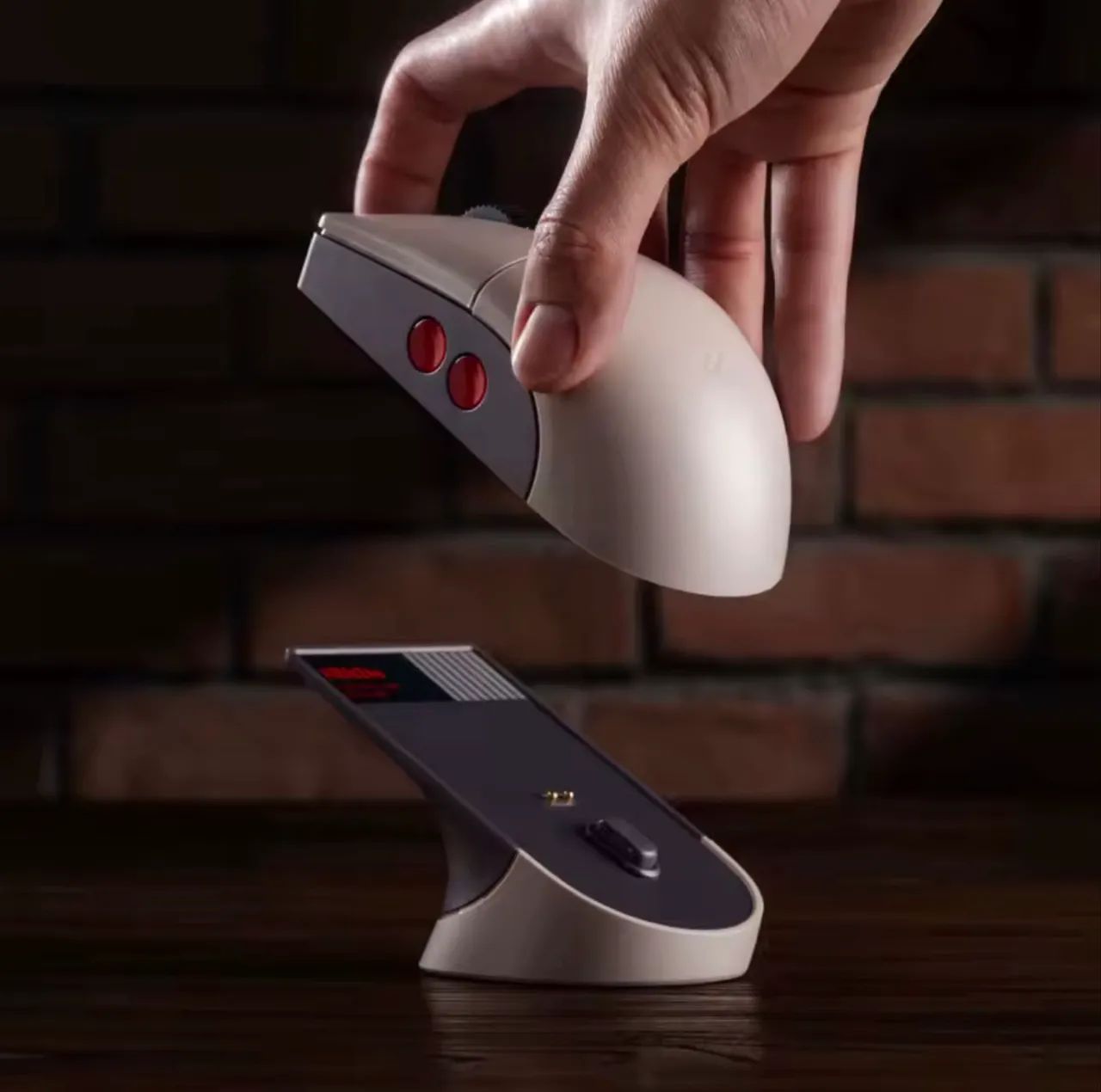 Mouse Gamer 8BitDo Retro R8 Tri-Mode com Dock de Carregamento - Foto 4