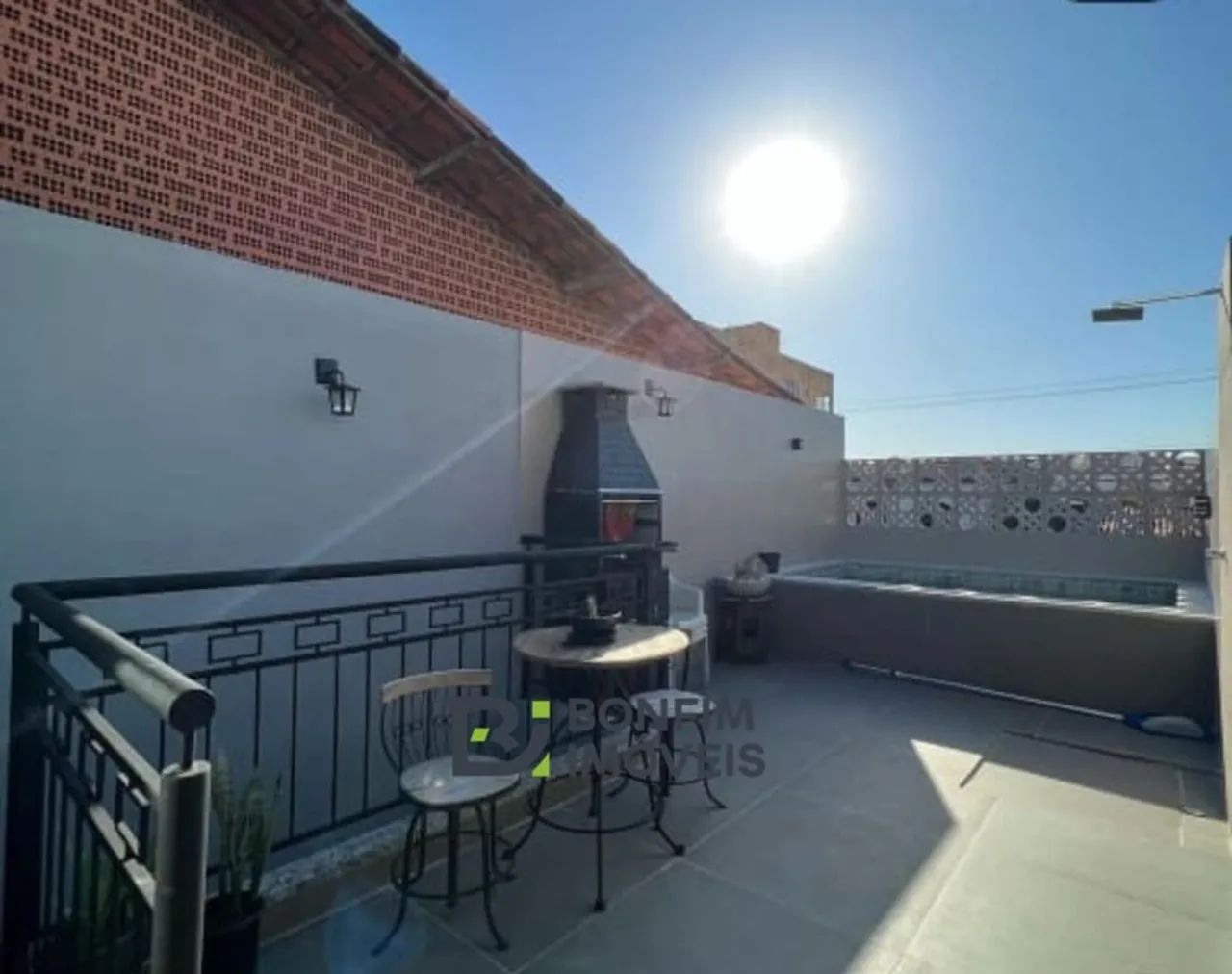 Casa recém-reformada no Grã-Duquesa com piscina e potencial de renda!
