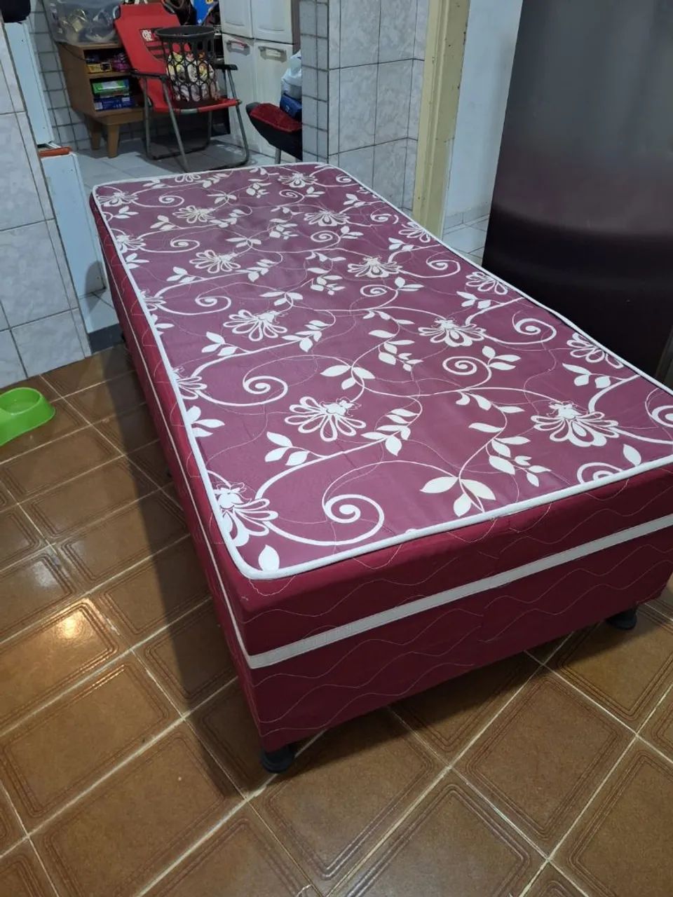 Cama de solteiro conservada sem marcas de uso65704323798913121