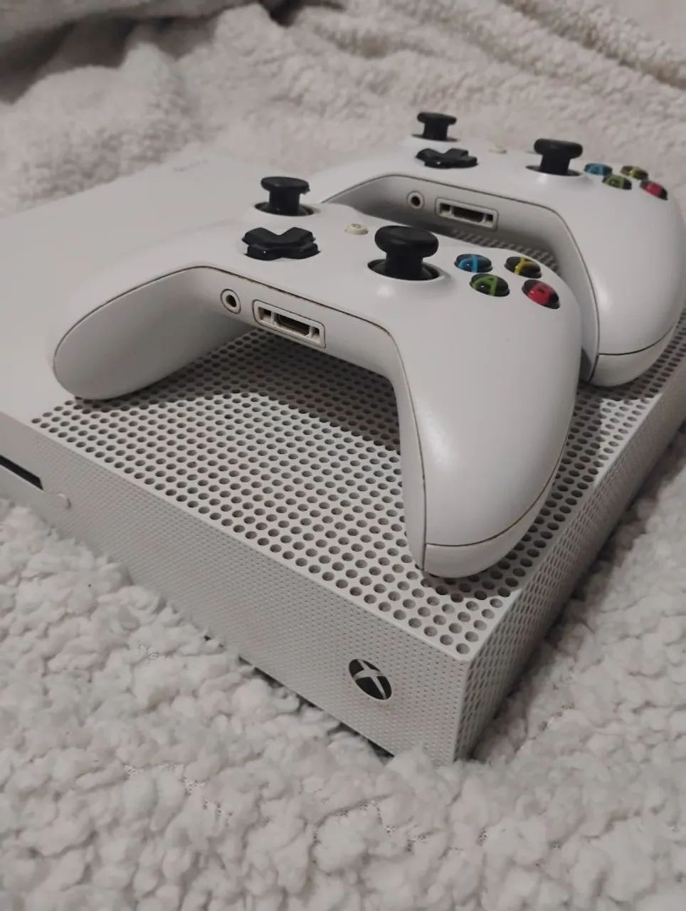 Xbox one S 1tb com dois controles  - Foto 3