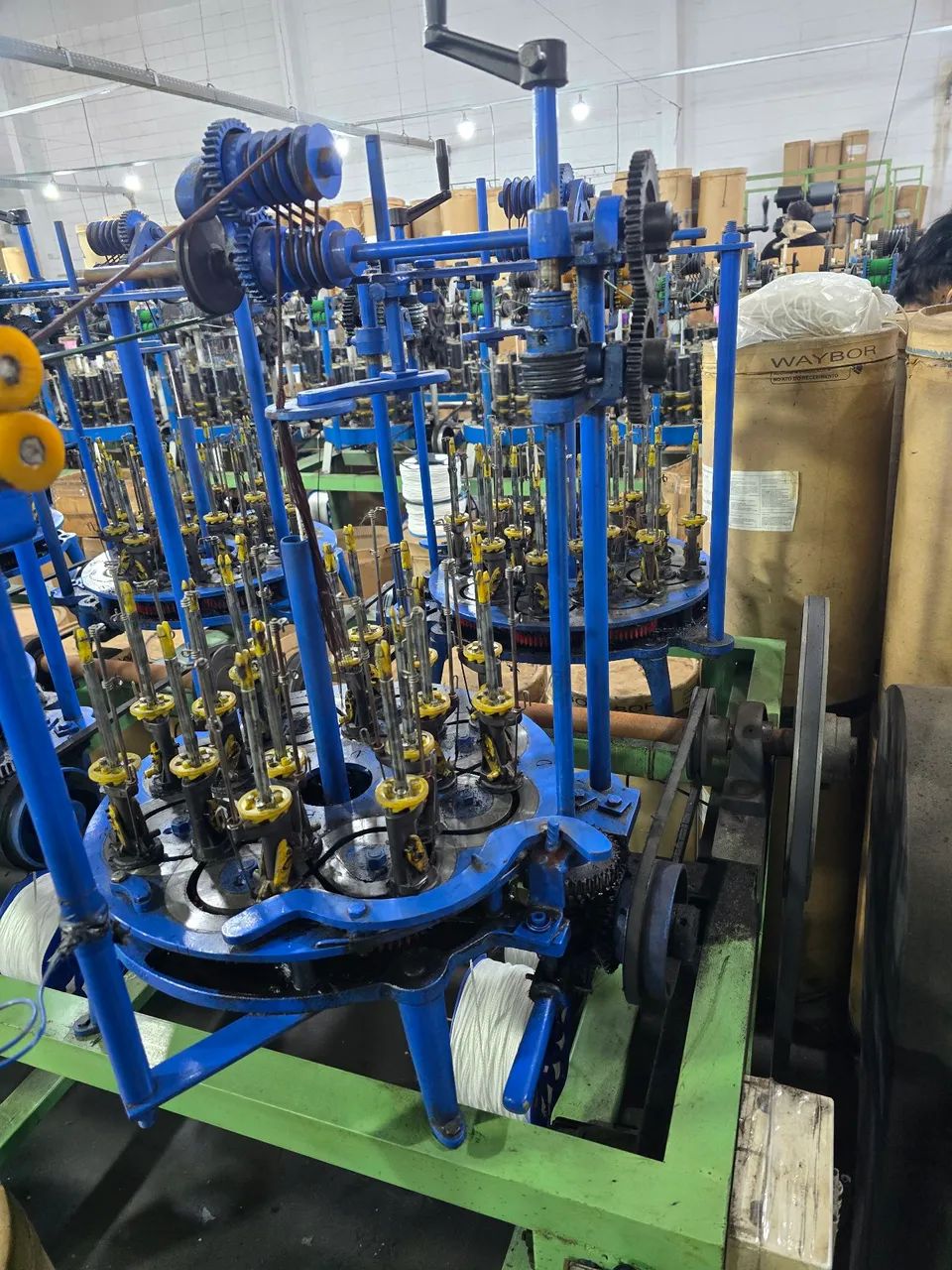 Bancada com 10 Máquinas Trançadeiras de cordão com 16 Fusos cada