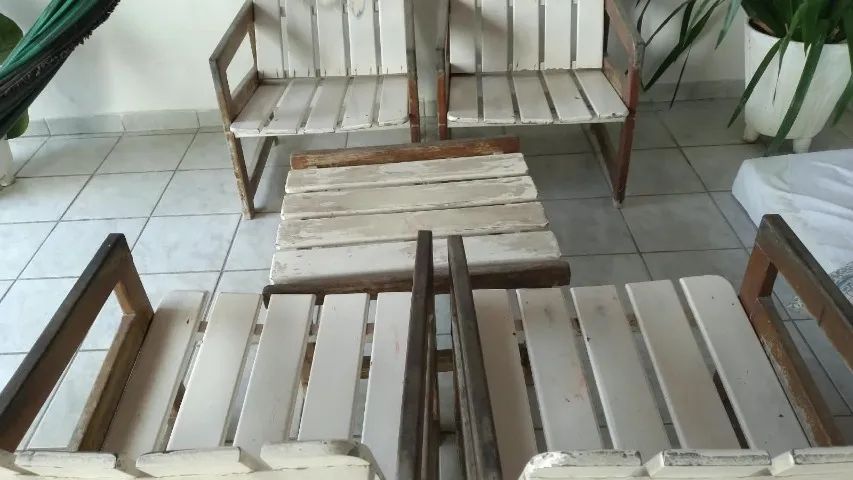 Conjunto de Móveis Antigos - Cadeiras e Mesa de Centro em Madeira - Foto 4