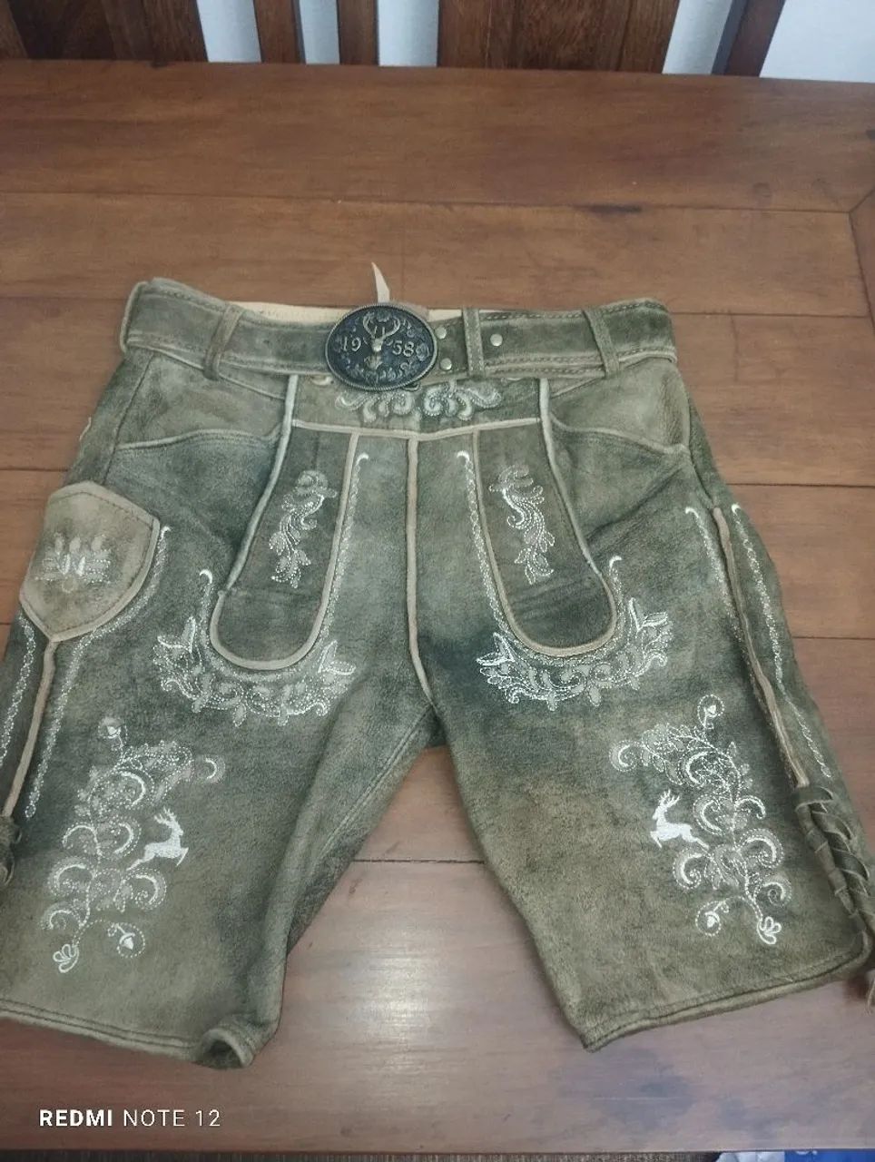 Short em couro legítimo com cinto alemão típico da Baviera 