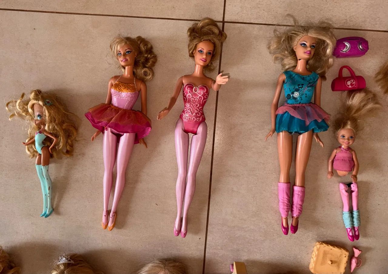 Lote de Barbies com muitos acessórios  - Foto 4