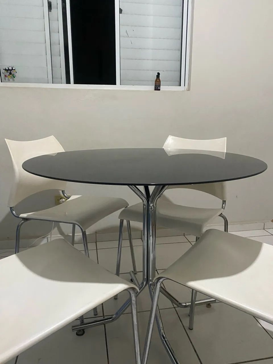 Vende-se mesa de jantar + 4 cadeiras  - Foto 4
