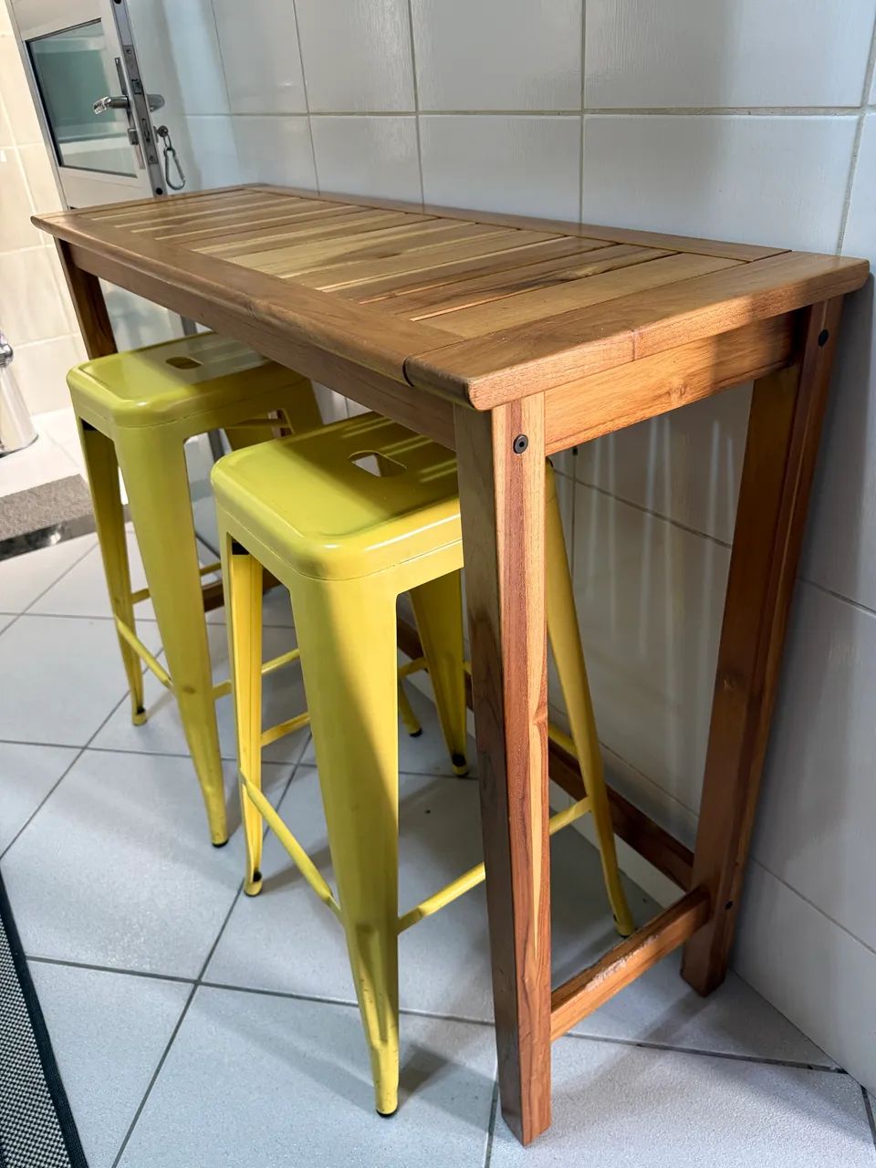 Mesa Alta de Madeira + 2 Banquetas Amarelas - Foto 3