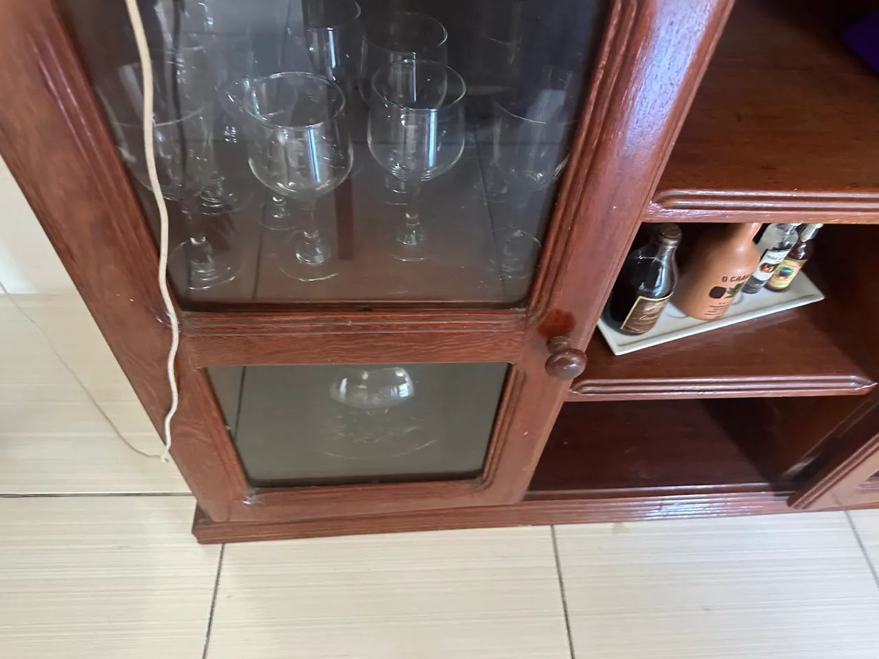 Móvel de madeira gravata 