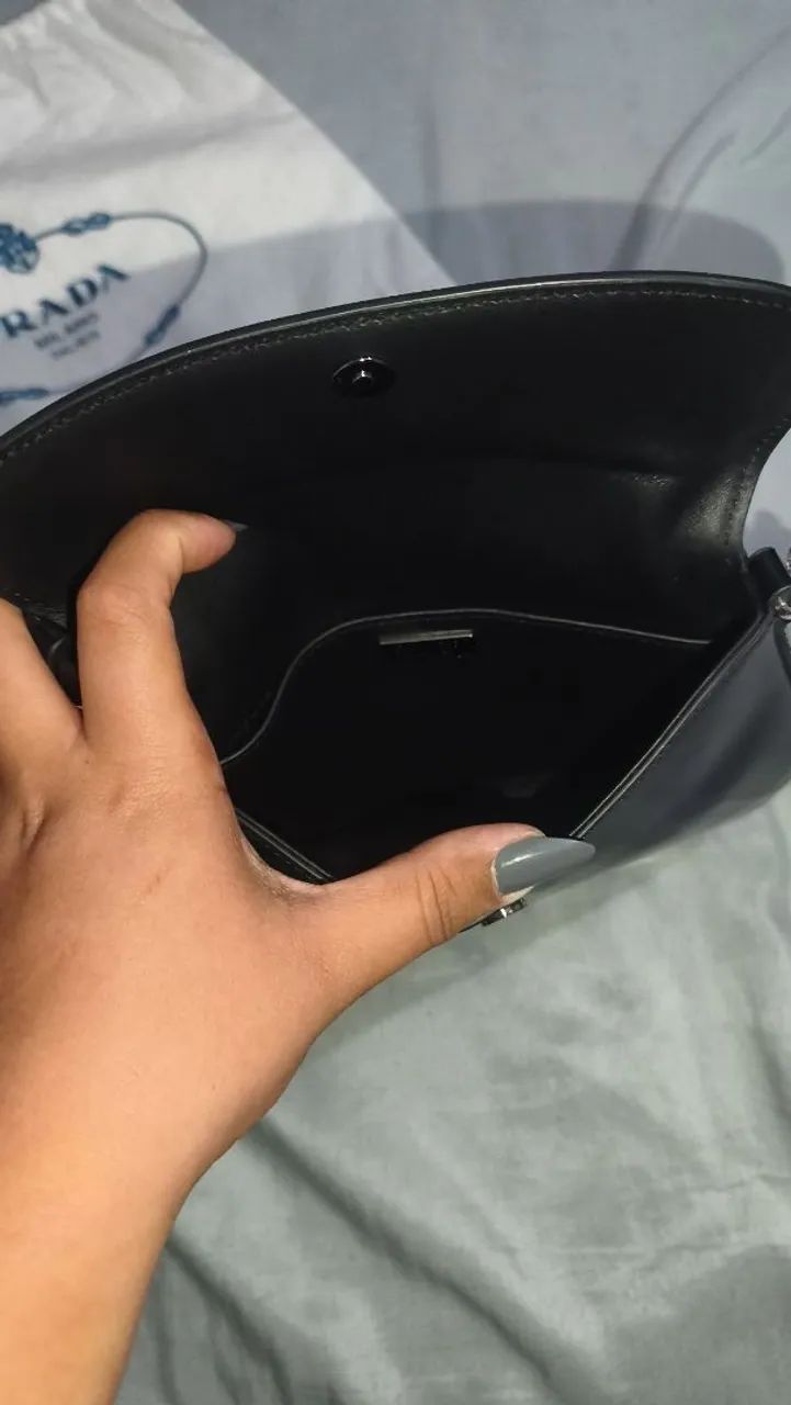 Bolsa Prada Cleo Satinada Preta com Cristais Appliqué - Luxo e Sofisticação - Foto 4