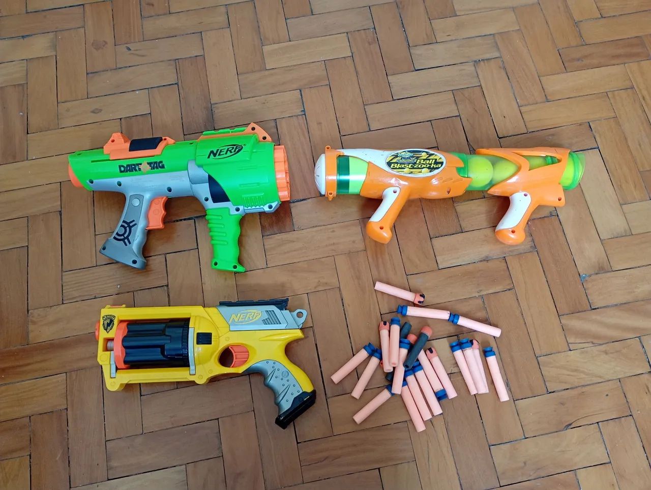 Lote armas de brinquedo Nerf e bazuca com dardos de brinde