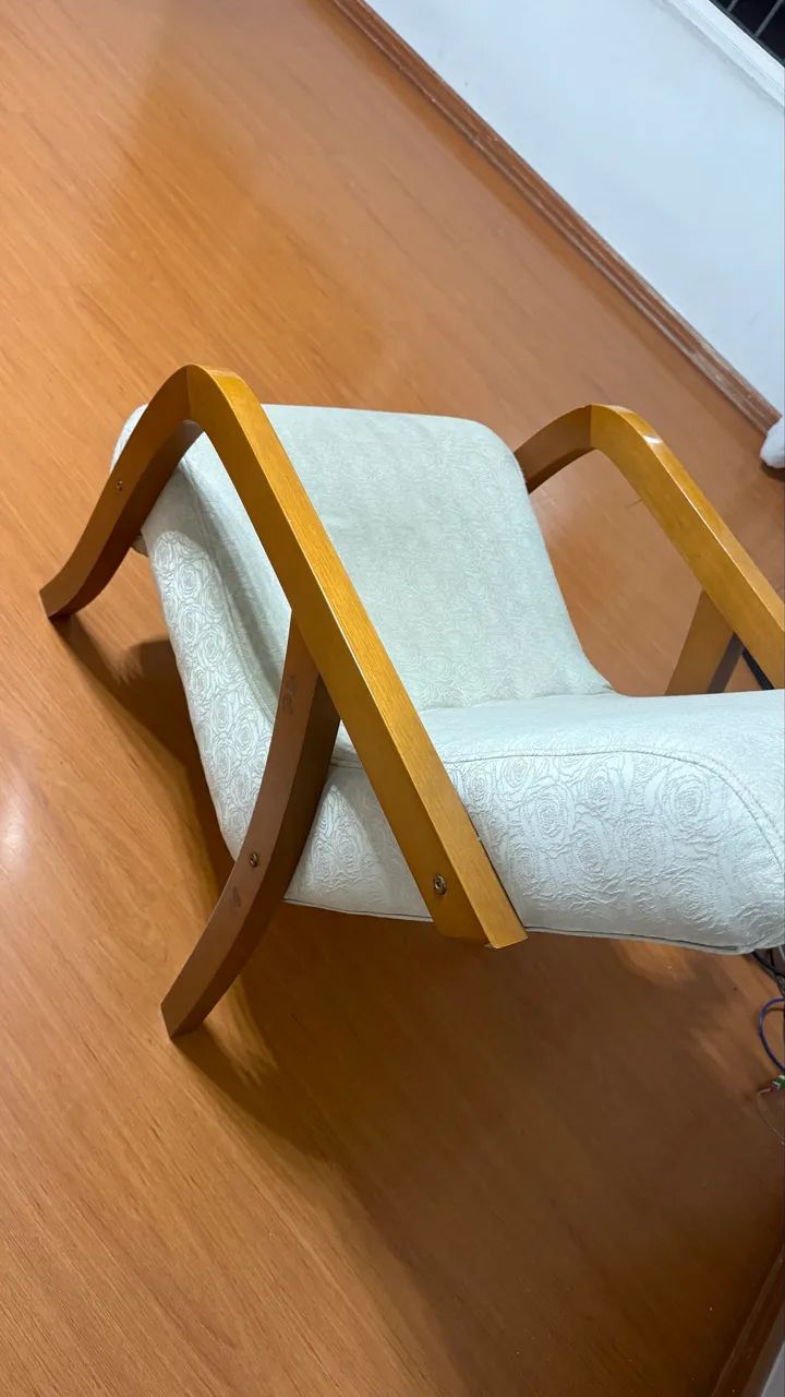 Poltrona estofada com braços de madeira - Foto 3