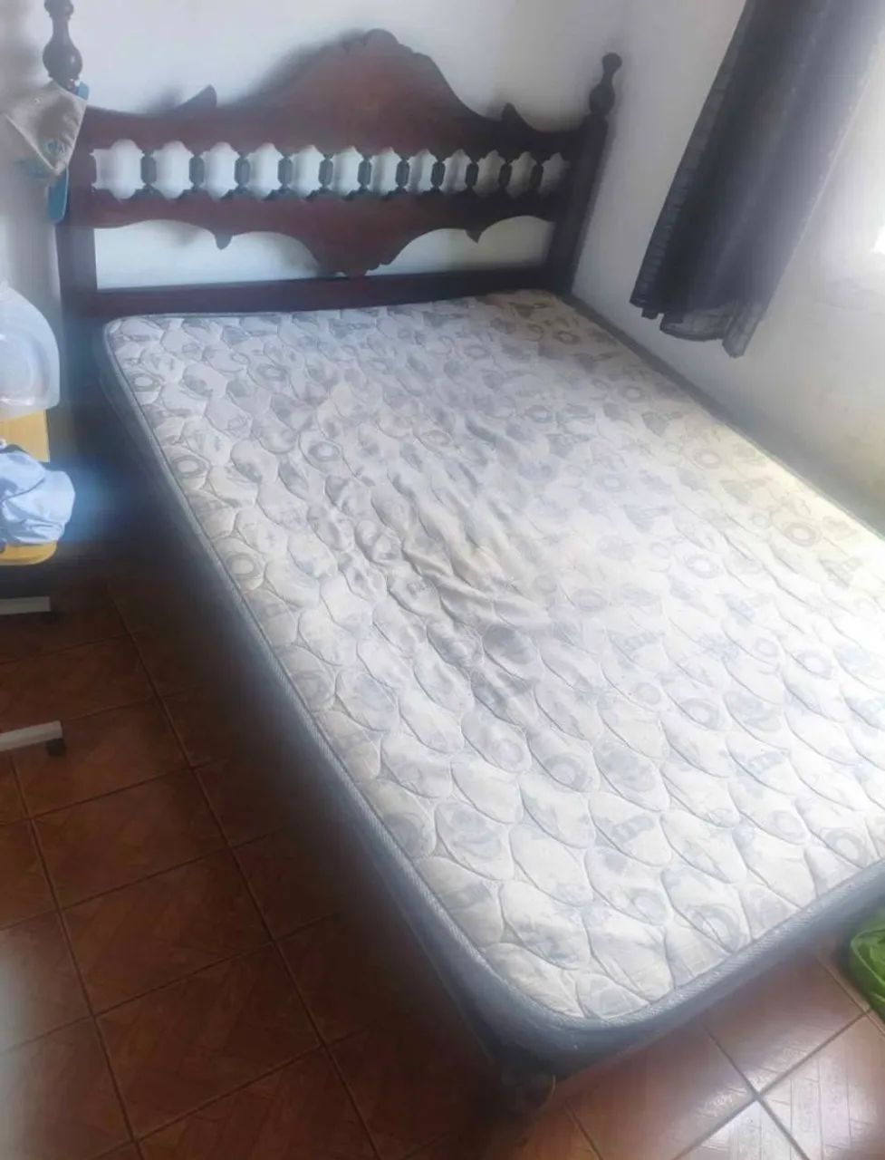 Cama antiga com coxão 