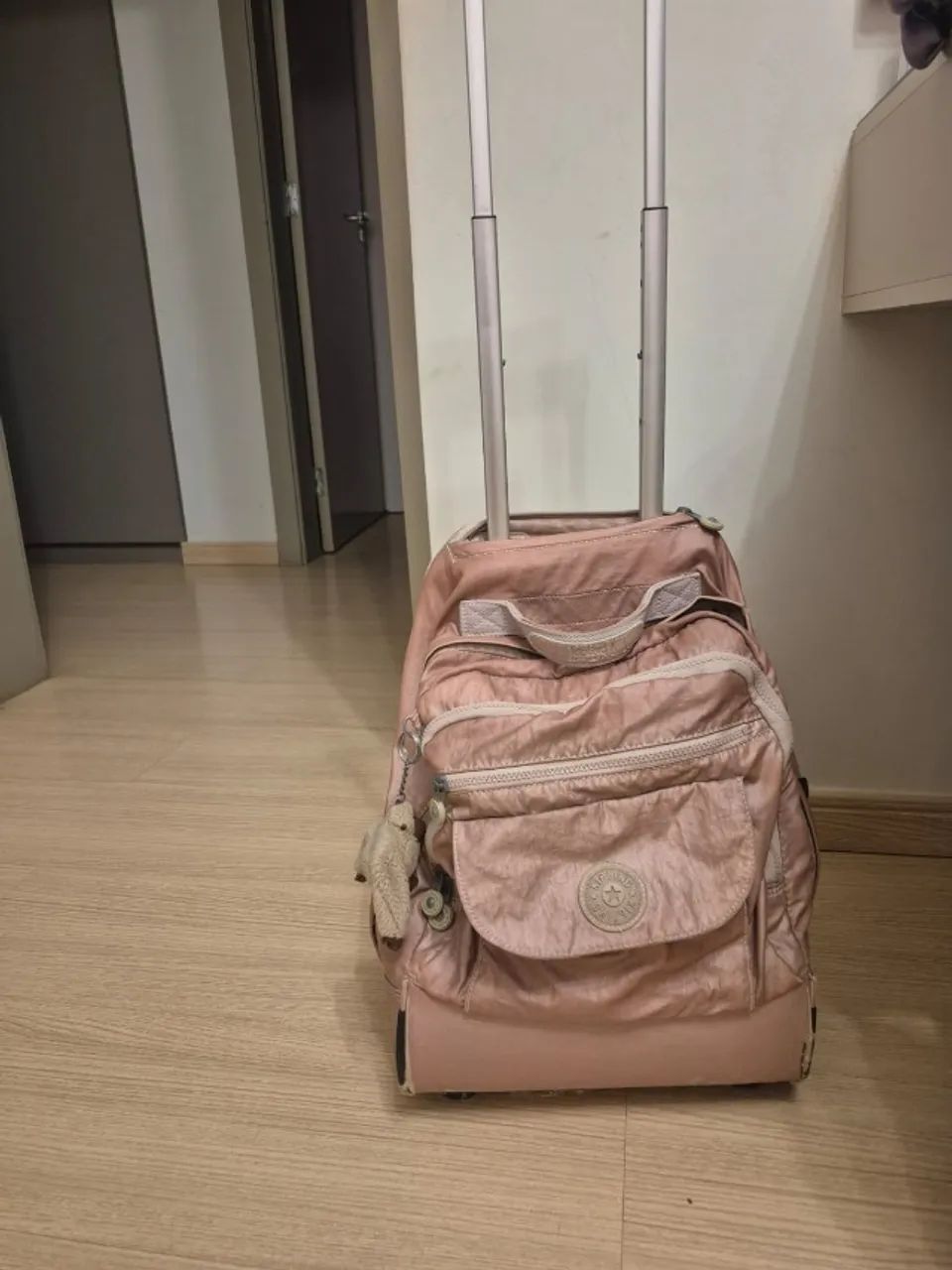 Mochila Original Kipling com rodinhas rosa (usada) - Foto 4