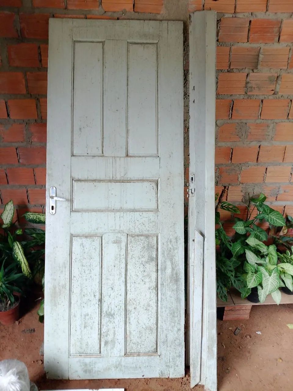 Porta de madeira com portal