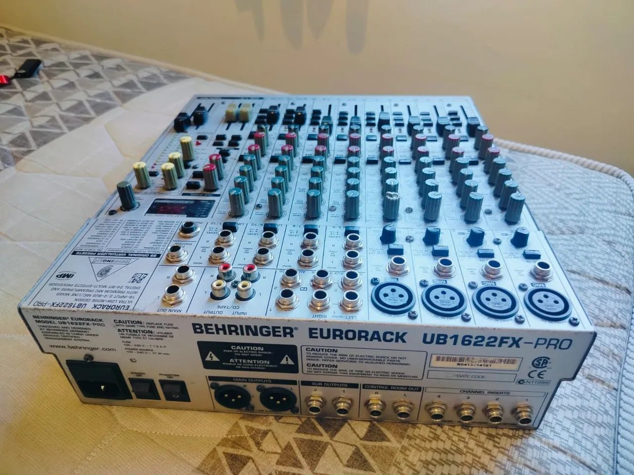 MESA DE SOM BEHRINGER