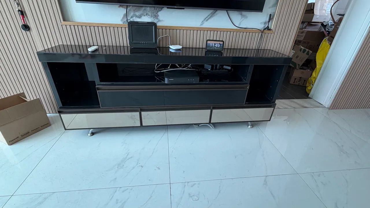 Rack para TV Grande com Tampo de Vidro e Gavetas Espelhadas - Foto 4