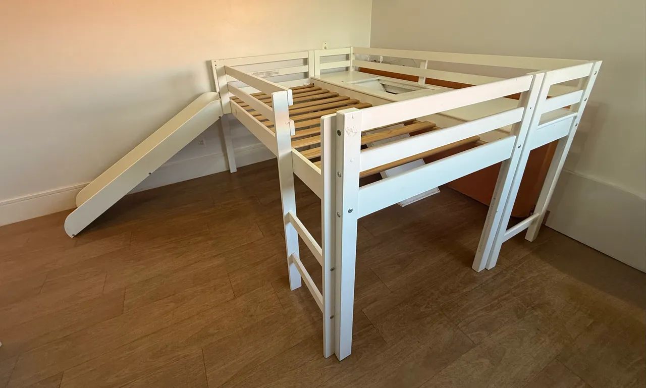 Cama infantil Casatema elevada com escada - ótimo estado