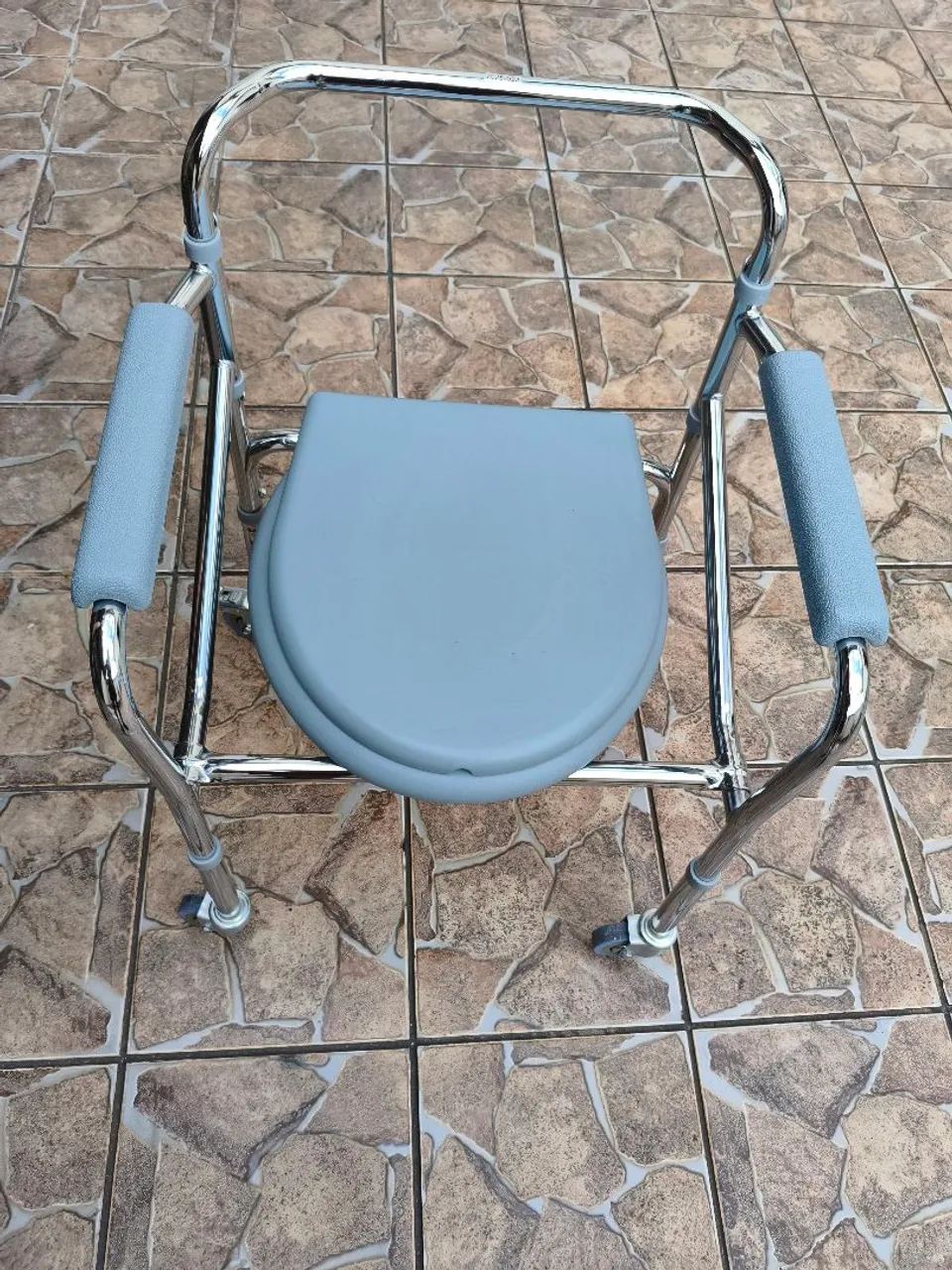 Vendo Cadeira de Roda e Cadeira de banho  - Foto 3