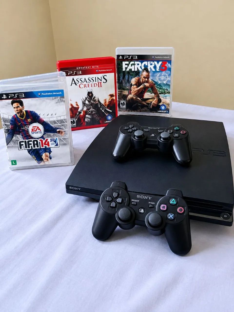 PS3 SLIM + 2 CONTROLES + 3 JOGO