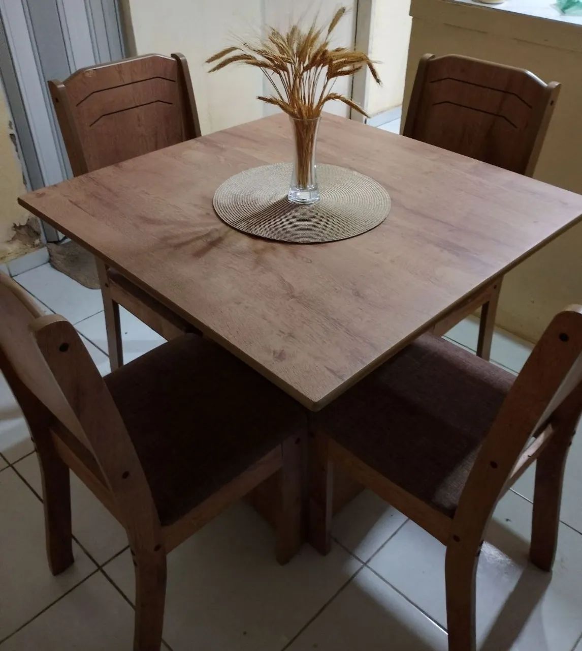 VENDO MESA COM 4 CADEIRAS - Foto 2