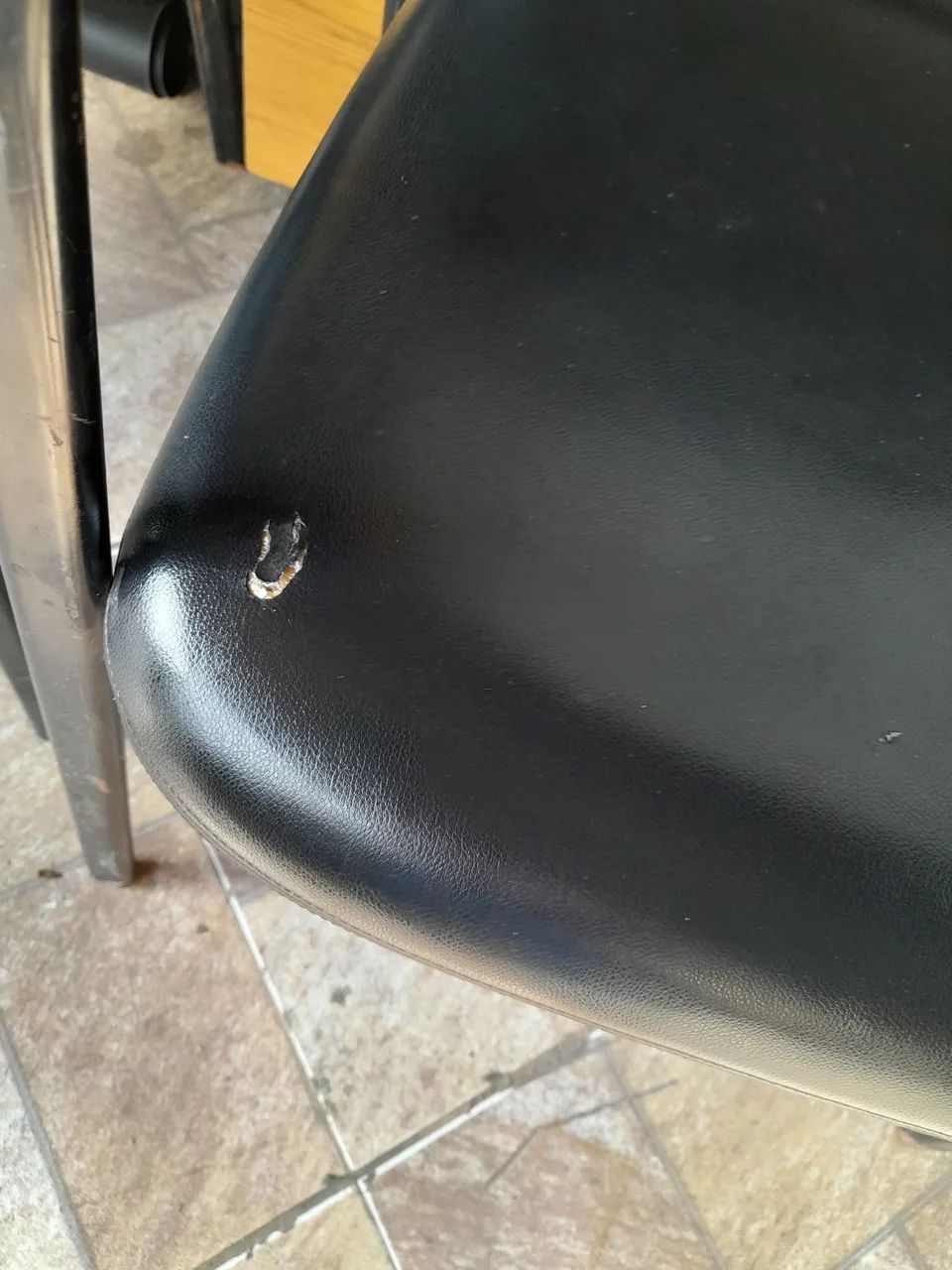 Cadeira fixa preta no estado  - Foto 2