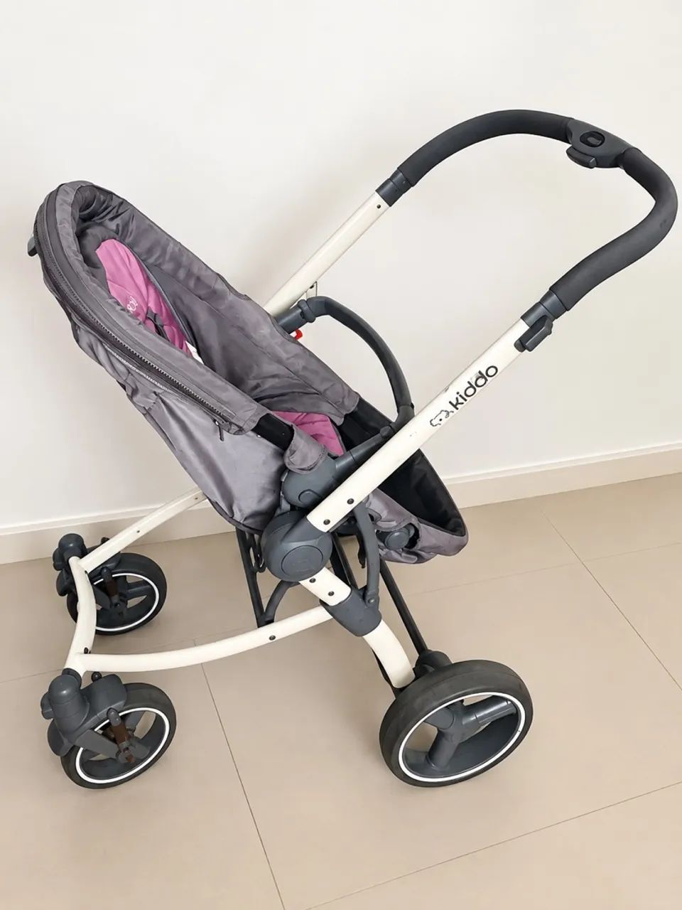 Carrinho de bebê com bebê conforto - Foto 3