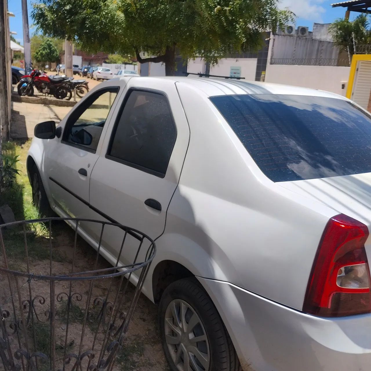 Renault Logan AUTHENTIQUE HI-FLEX 1.0 16V 4P 2011
