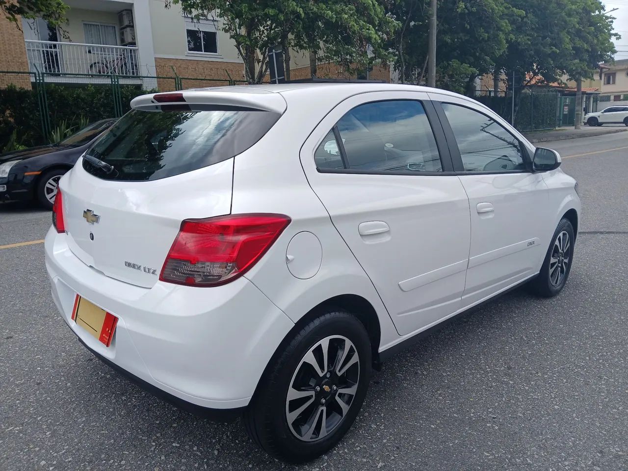 Chevrolet Onix Hatch LTZ 1.4 8V Flex Power Mec. 4P 2016 - Foto 4