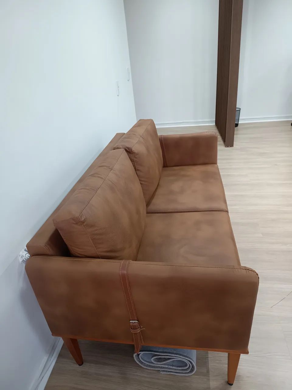 Sofá marrom dois lugares casa sala  - Foto 3