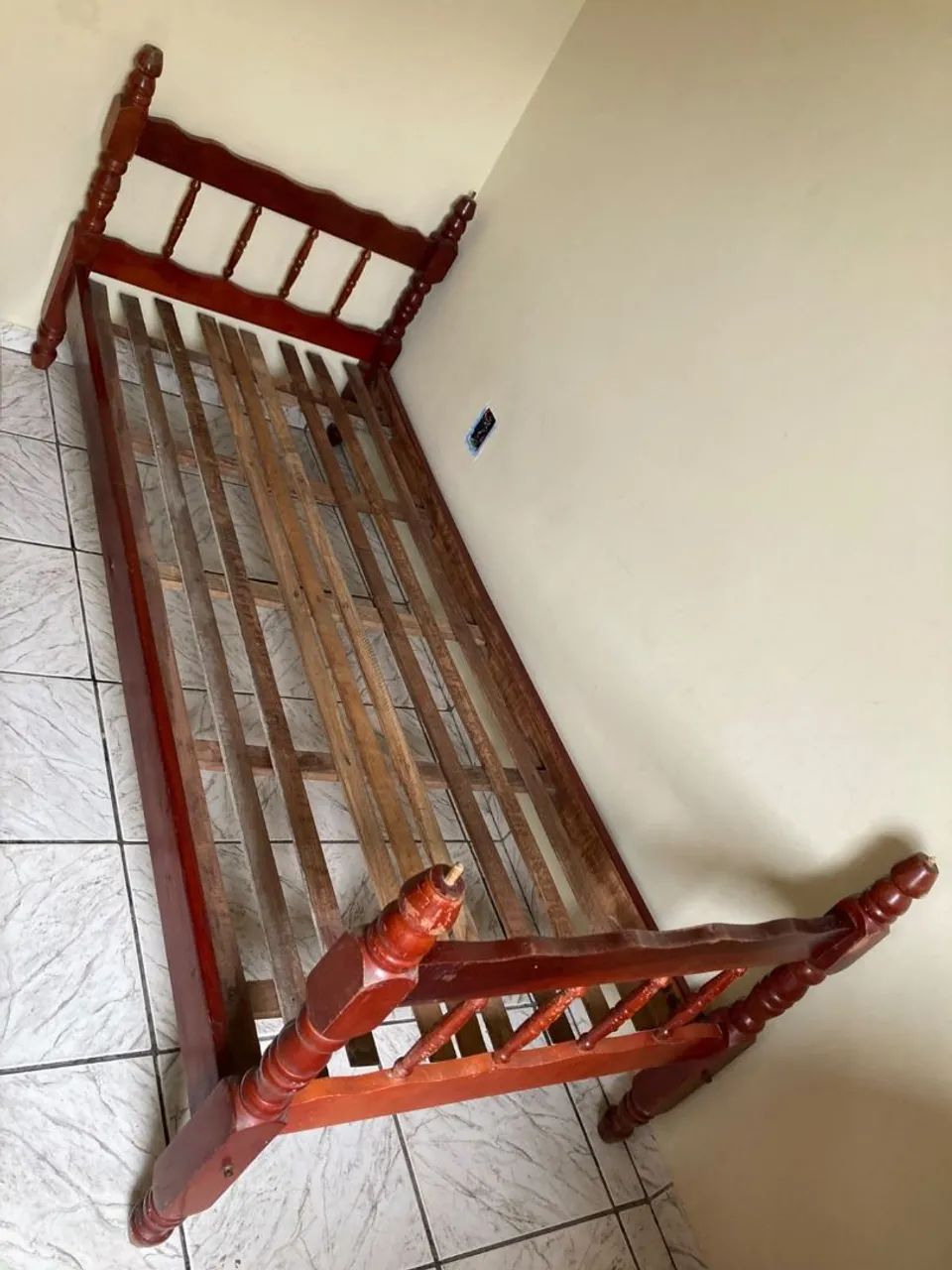 Cama de Solteiro de Madeira 