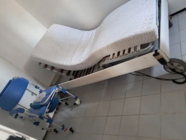 Cama  articulada eletrica com colchão  Ortobom e cadeira de banho Dellamed
