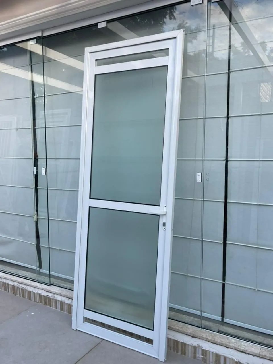 Porta de giro externa, com abertura na parte superior 