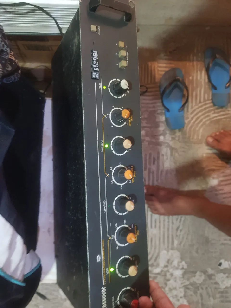 crossover eletrônico analógico de rack da marca Staner