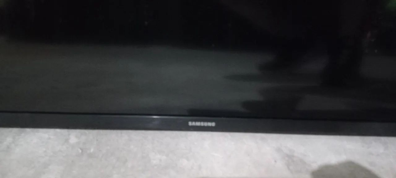 TV Samsung UN43J5290AG 43 polegadas Smart TV Full HD (aprox. 98 cm larg./59,6 cm de alt).