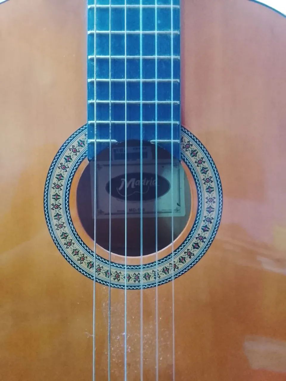 Um violão  - Foto 3