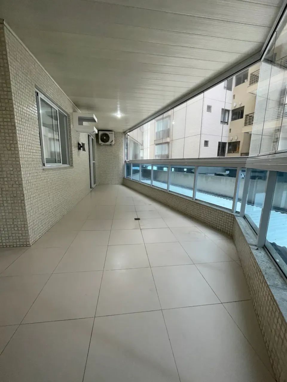 ORLA DE iTAPOÃ: Amplo2 quartos, suíte, mobiliado 2 vagas 86m² - Foto 2
