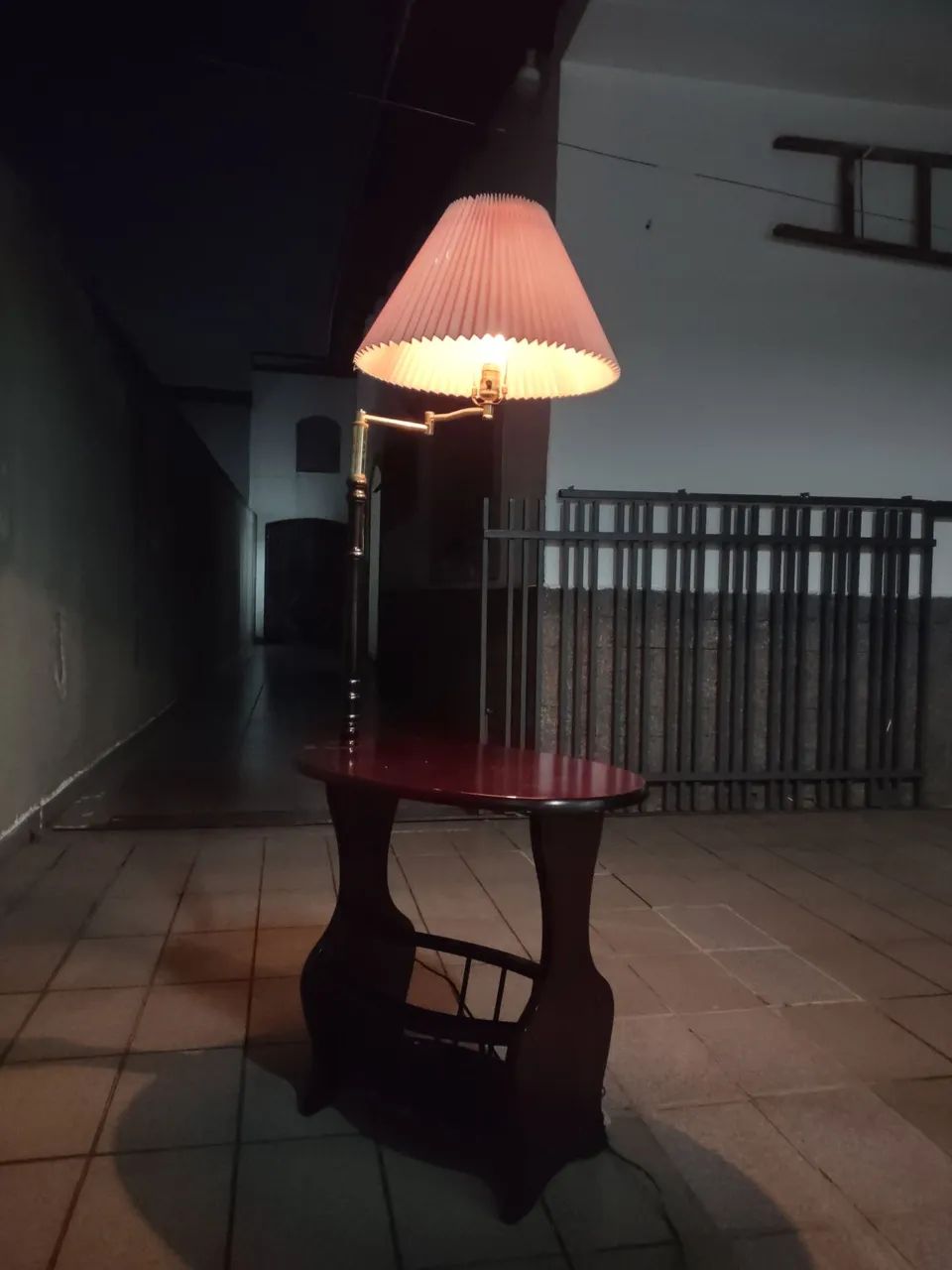 Mesinha com abajur embutido e regulavel - Foto 3